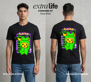 El Mundo Entrenador | El Rayo de Kanto #03543 - Playera Standard Fit | Deep Black - Foto en modelo