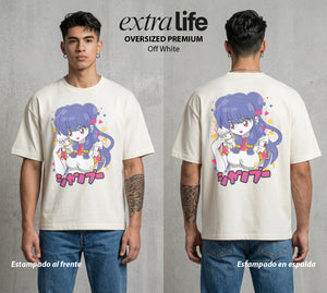 El Dojo del Caos | La China del Cafe #03611 - Playera Oversized Premium | Off White - Foto en modelo