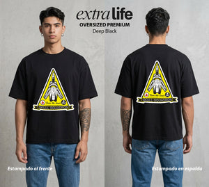 La Cancion del Cosmos | El Escuadron Calavera Calavera #03707 - Playera Oversized Premium | Deep Black - Foto en modelo
