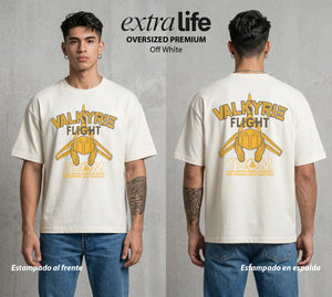 La Cancion del Cosmos | El Vuelo del Valkyrie #03709 - Playera Oversized Premium | Off White - Foto en modelo