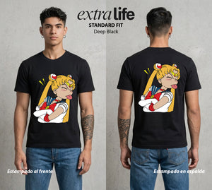 Las Guerreras del Cosmos | La Guerrera del Bien #03733 - Playera Standard Fit | Deep Black - Foto en modelo