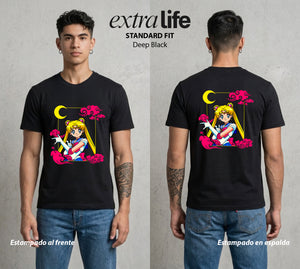 Las Guerreras del Cosmos | La Guerrera del Bien #03739 - Playera Standard Fit | Deep Black - Foto en modelo