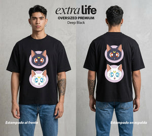 Las Guerreras del Cosmos | El Guardian Felino #03761 - Playera Oversized Premium | Deep Black - Foto en modelo