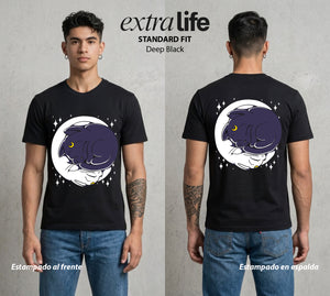 Las Guerreras del Cosmos | El Guardian Felino #03762 - Playera Standard Fit | Deep Black - Foto en modelo