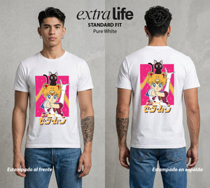 Las Guerreras del Cosmos | El Gato del Destino #03783 - Playera Standard Fit | Pure White - Foto en modelo