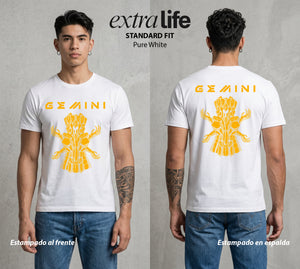 Los Caballeros del Cosmos | El Pegaso del Bien #03819 - Playera Standard Fit | Pure White - Foto en modelo
