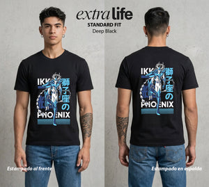 Los Caballeros del Cosmos | El Que Nunca Muere #03828 - Playera Standard Fit | Deep Black - Foto en modelo