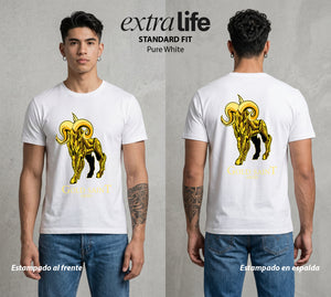 Los Caballeros del Cosmos | El Pegaso del Bien #03841 - Playera Standard Fit | Pure White - Foto en modelo
