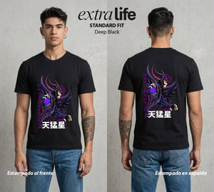 Los Caballeros del Cosmos | El Meteor del Cosmos #03848 - Playera Standard Fit | Deep Black - Foto en modelo