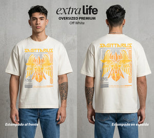 Los Caballeros del Cosmos | El Meteor del Cosmos #03852 - Playera Oversized Premium | Off White - Foto en modelo