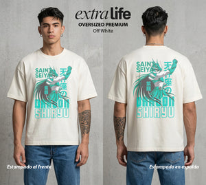 Los Caballeros del Cosmos | El Dragon del Escudo #03858 - Playera Oversized Premium | Off White - Foto en modelo