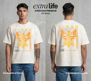 Los Caballeros del Cosmos | El Meteor del Cosmos #03864 - Playera Oversized Premium | Off White - Foto en modelo