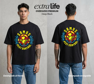 La Cazadora Intergalactica | La Cazadora del Cosmos #03883 - Playera Oversized Premium | Deep Black - Foto en modelo