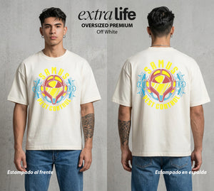 La Cazadora Intergalactica | La Cazadora del Cosmos #03883 - Playera Oversized Premium | Off White - Foto en modelo