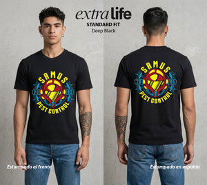 La Cazadora Intergalactica | La Cazadora del Cosmos #03883 - Playera Standard Fit | Deep Black - Foto en modelo