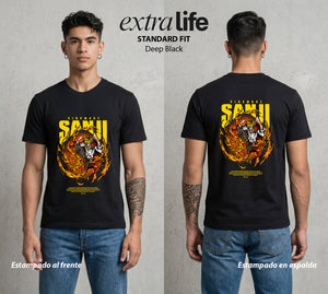 Mar de los Piratas | Patada Llameante #03891 - Playera Standard Fit | Deep Black - Foto en modelo