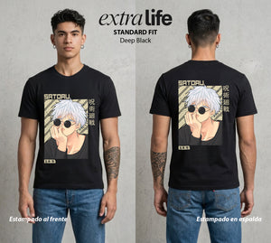 El Arte de las Maldiciones | Los Seis Ojos del Maestro #03896 - Playera Standard Fit | Deep Black - Foto en modelo