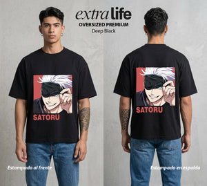 El Arte de las Maldiciones | Los Seis Ojos del Maestro #03898 - Playera Oversized Premium | Deep Black - Foto en modelo