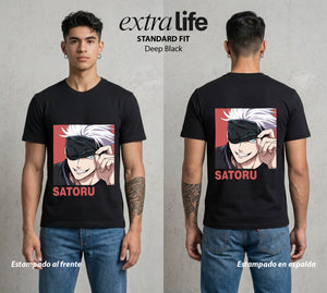 El Arte de las Maldiciones | Los Seis Ojos del Maestro #03898 - Playera Standard Fit | Deep Black - Foto en modelo