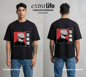 El Arte de las Maldiciones | Los Seis Ojos del Maestro #03902 - Playera Oversized Premium | Deep Black - Foto en modelo