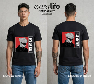 El Arte de las Maldiciones | Los Seis Ojos del Maestro #03902 - Playera Standard Fit | Deep Black - Foto en modelo