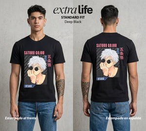 El Arte de las Maldiciones | Los Seis Ojos del Maestro #03908 - Playera Standard Fit | Deep Black - Foto en modelo