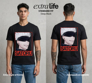 El Arte de las Maldiciones | Los Seis Ojos del Maestro #03918 - Playera Standard Fit | Deep Black - Foto en modelo