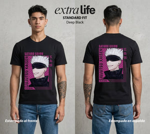 El Arte de las Maldiciones | Los Seis Ojos del Maestro #03920 - Playera Standard Fit | Deep Black - Foto en modelo