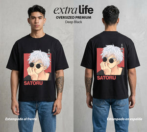 El Arte de las Maldiciones | Los Seis Ojos del Maestro #03934 - Playera Oversized Premium | Deep Black - Foto en modelo