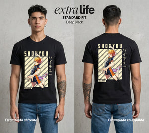 El Vuelo del Voleibol | La Valentía del Amor #04007 - Playera Standard Fit | Deep Black - Foto en modelo