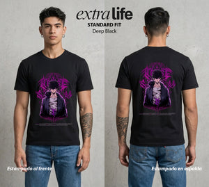 El Cazador Solitario | El Mas Debil al Mas Fuerte #04050 - Playera Standard Fit | Deep Black - Foto en modelo
