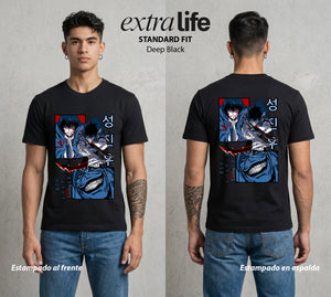 El Cazador Solitario | El Ascenso del Solitario #04051 - Playera Standard Fit | Deep Black - Foto en modelo