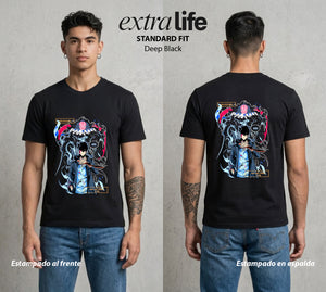 El Cazador Solitario | La Sombra del Corazon #04053 - Playera Standard Fit | Deep Black - Foto en modelo