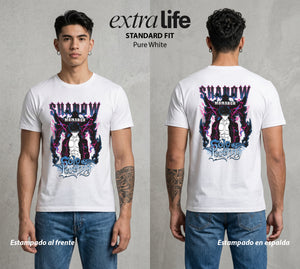 El Cazador Solitario | El Monarca de las Sombras #04054 - Playera Standard Fit | Pure White - Foto en modelo