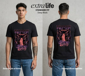 El Cazador Solitario | La Sombra del Corazon #04063 - Playera Standard Fit | Deep Black - Foto en modelo