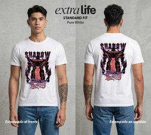 El Cazador Solitario | La Sombra del Corazon #04063 - Playera Standard Fit | Pure White - Foto en modelo
