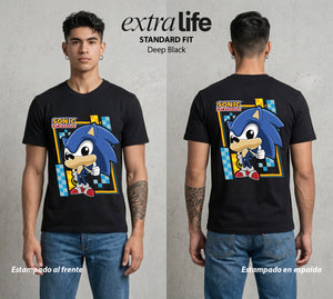 La Velocidad del Erizo | El Erizo Veloz #04077 - Playera Standard Fit | Deep Black - Foto en modelo