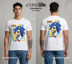 La Velocidad del Erizo | El Erizo Veloz #04077 - Playera Standard Fit | Pure White - Foto en modelo