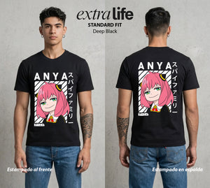 Familia de Operativos | La Espia del Jardin #04117 - Playera Standard Fit | Deep Black - Foto en modelo