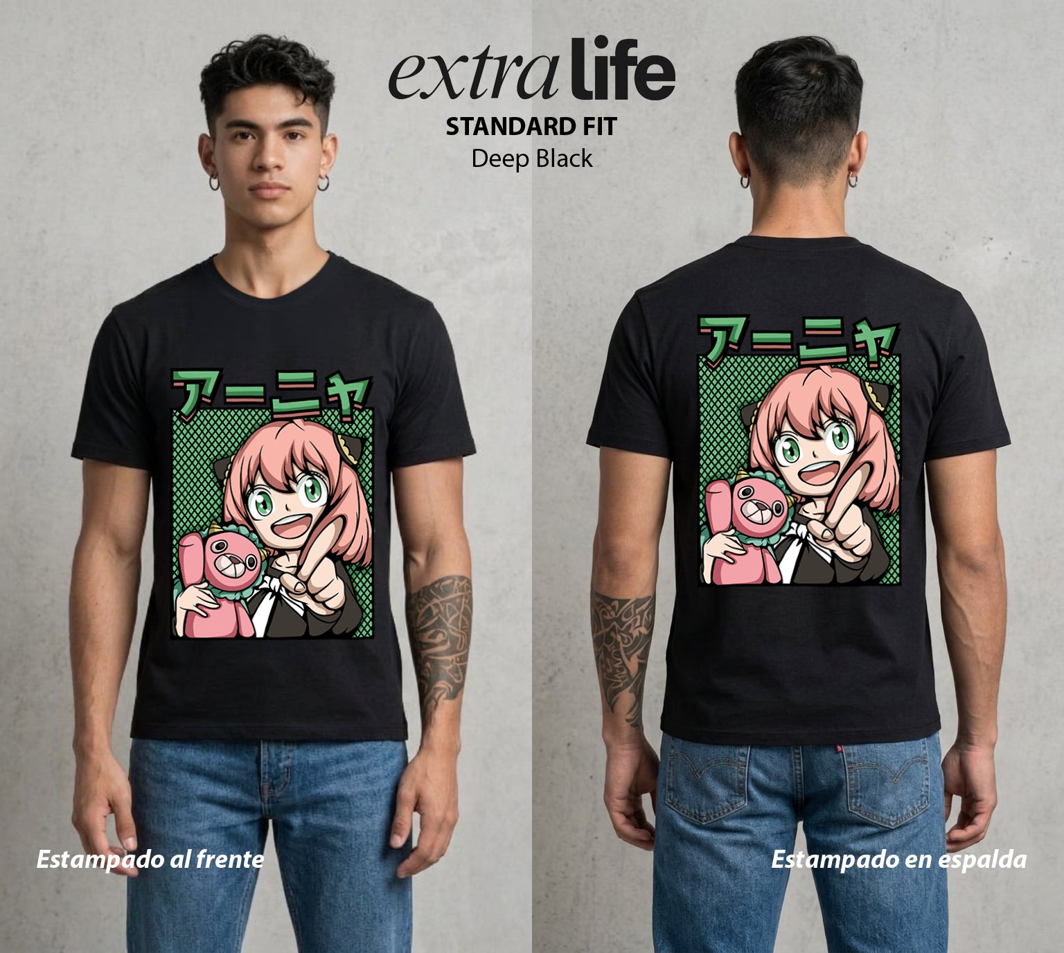 Familia de Operativos | La Espia del Jardin #04124 - Playera Standard Fit | Deep Black - Foto en modelo