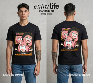 Familia de Operativos | La Espia del Jardin #04131 - Playera Standard Fit | Deep Black - Foto en modelo