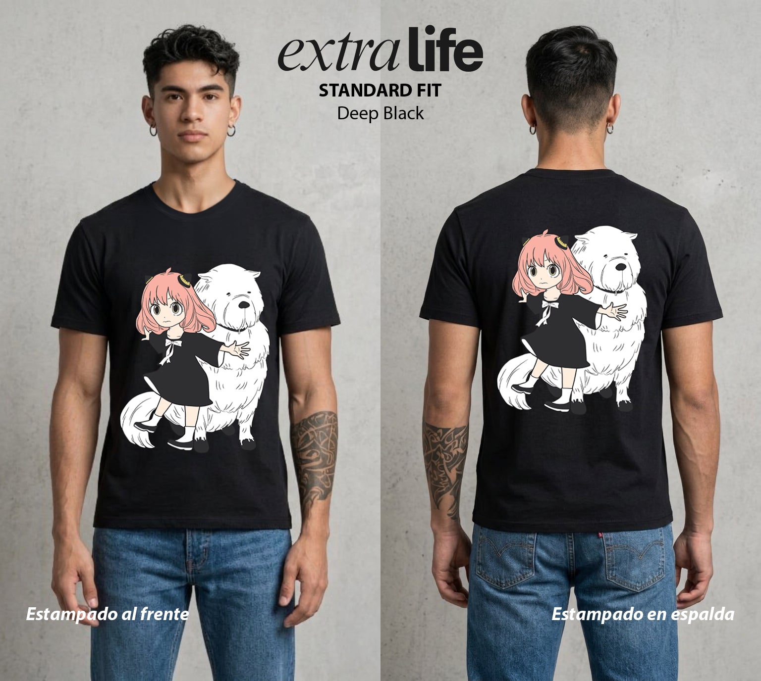Familia de Operativos | La Espia del Jardin #04142 - Playera Standard Fit | Deep Black - Foto en modelo