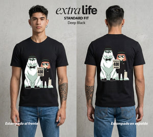 Familia de Operativos | La Hija Secreta #04145 - Playera Standard Fit | Deep Black - Foto en modelo