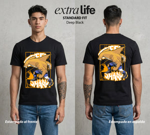Los Tiburones Mutantes | El Tiburón del Bien #04195 - Playera Standard Fit | Deep Black - Foto en modelo