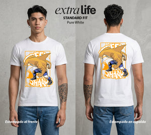 Los Tiburones Mutantes | El Tiburón del Bien #04195 - Playera Standard Fit | Pure White - Foto en modelo