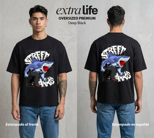 Los Tiburones Mutantes | El Lider del Mar #04196 - Playera Oversized Premium | Deep Black - Foto en modelo