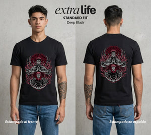 El Arte de las Maldiciones | El Rey de las Maldiciones #04241 - Playera Standard Fit | Deep Black - Foto en modelo