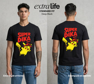 El Reino del Fontanero | El Rayo de Kanto #04248 - Playera Standard Fit | Deep Black - Foto en modelo