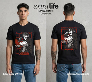 El Torneo del Rey | La Llama del Kusanagi #04290 - Playera Standard Fit | Deep Black - Foto en modelo