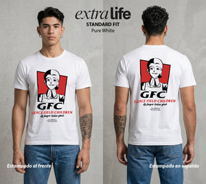 La Granja Prometida | Los del Orfanato #04321 - Playera Standard Fit | Pure White - Foto en modelo